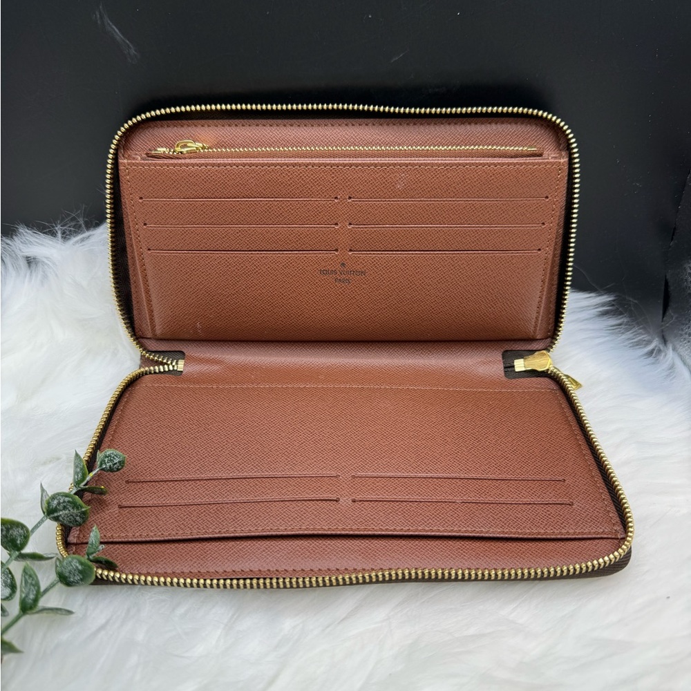 Louis Vuitton Zippy Organizer Wallet (year 2019)
